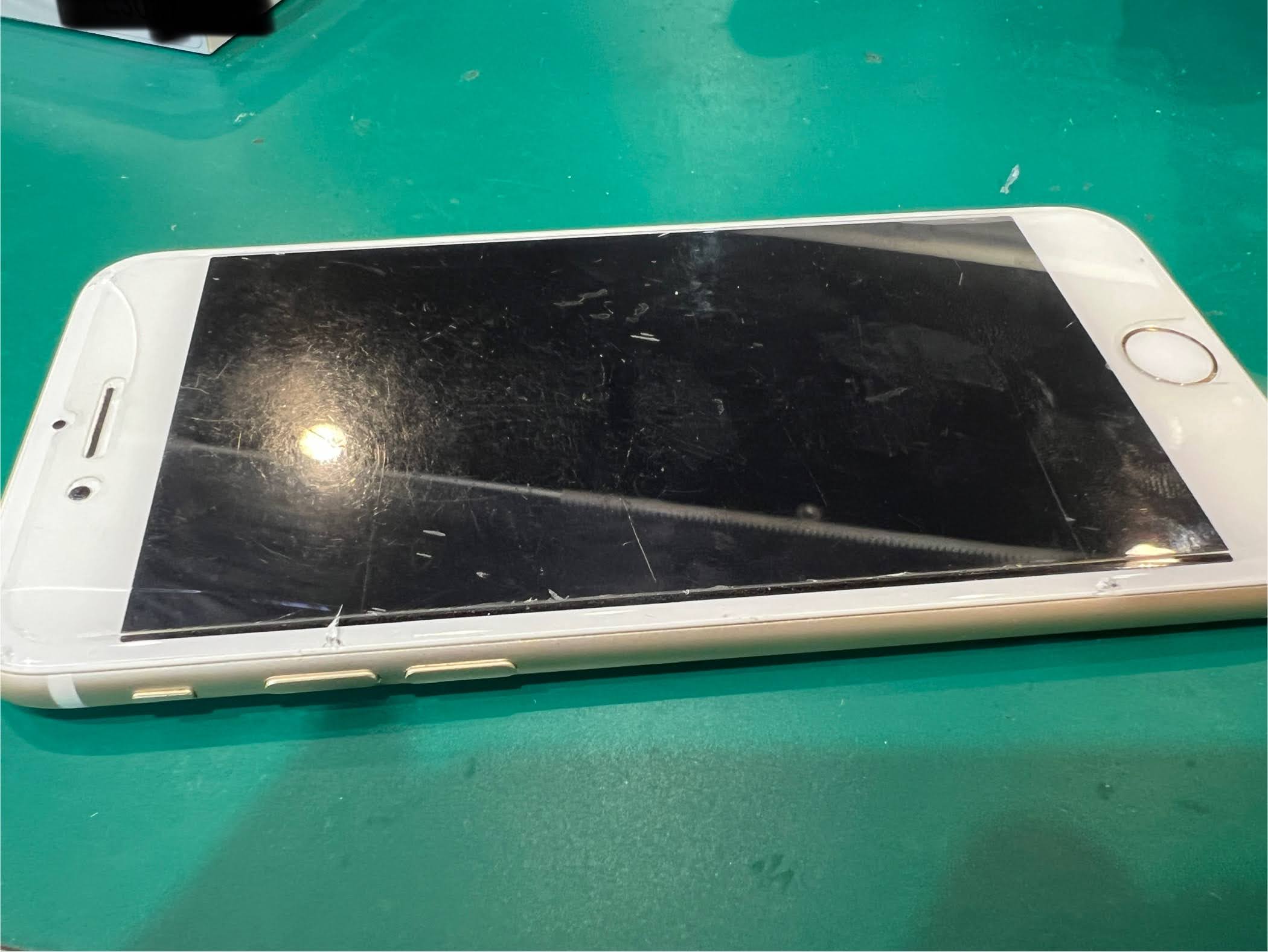 iPhone7（アイフォン）の液晶が壊れて映らない！画面交換ならお任せ！【スマホ修理工房ペリエ千葉店】